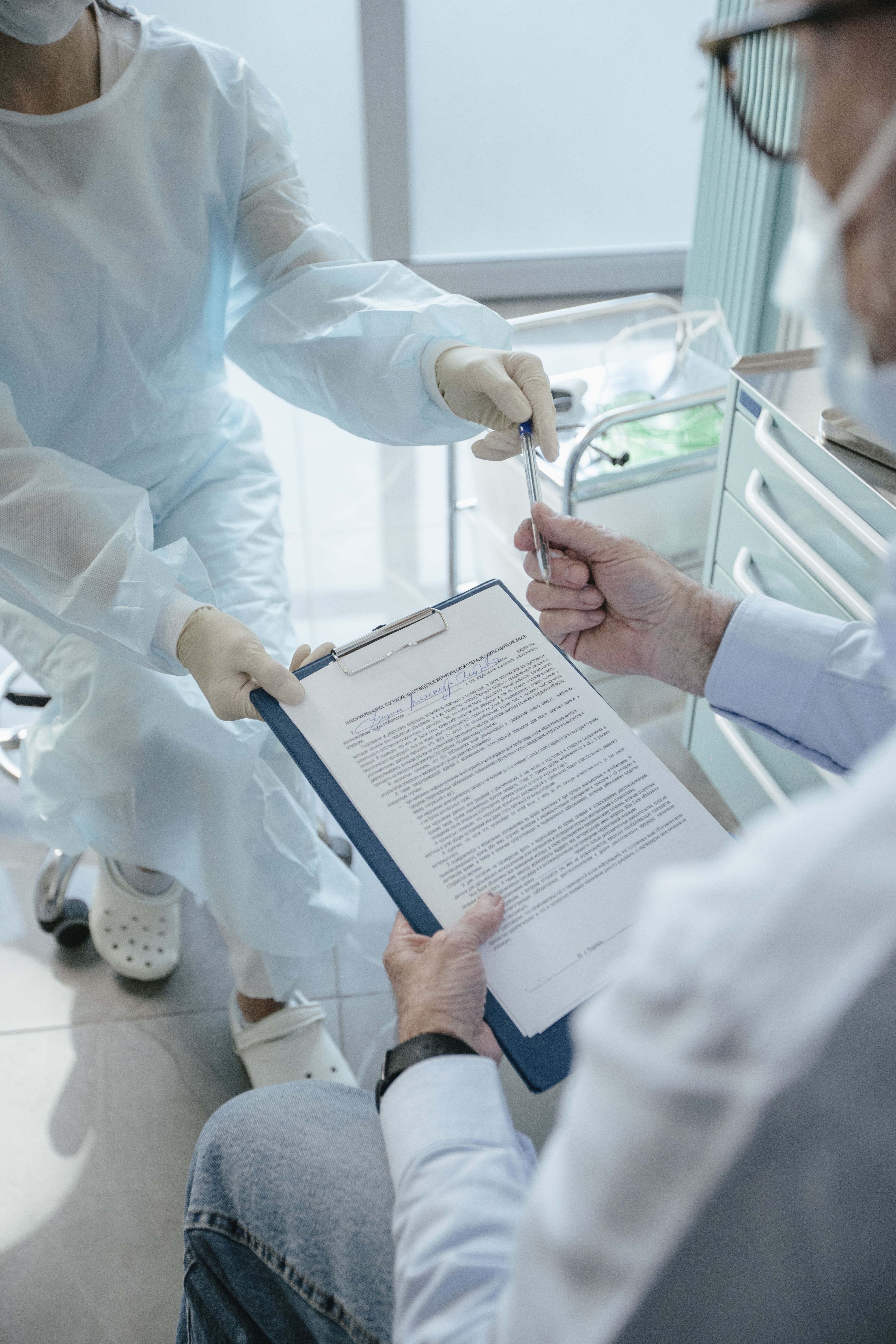 Medic și pacient în timpul unei consultații